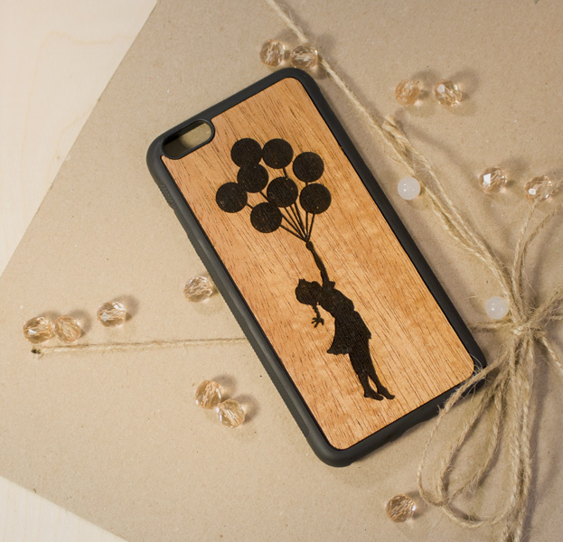 

Деревянный чехол с силиконовой основой для iPhone 6/6s Plus "Девочка с шариками"